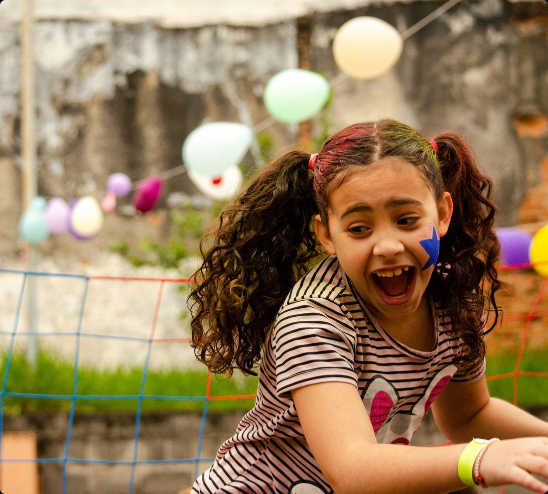 Menina sorrindo em uma atividade do Espaço Cultural Quitaúna