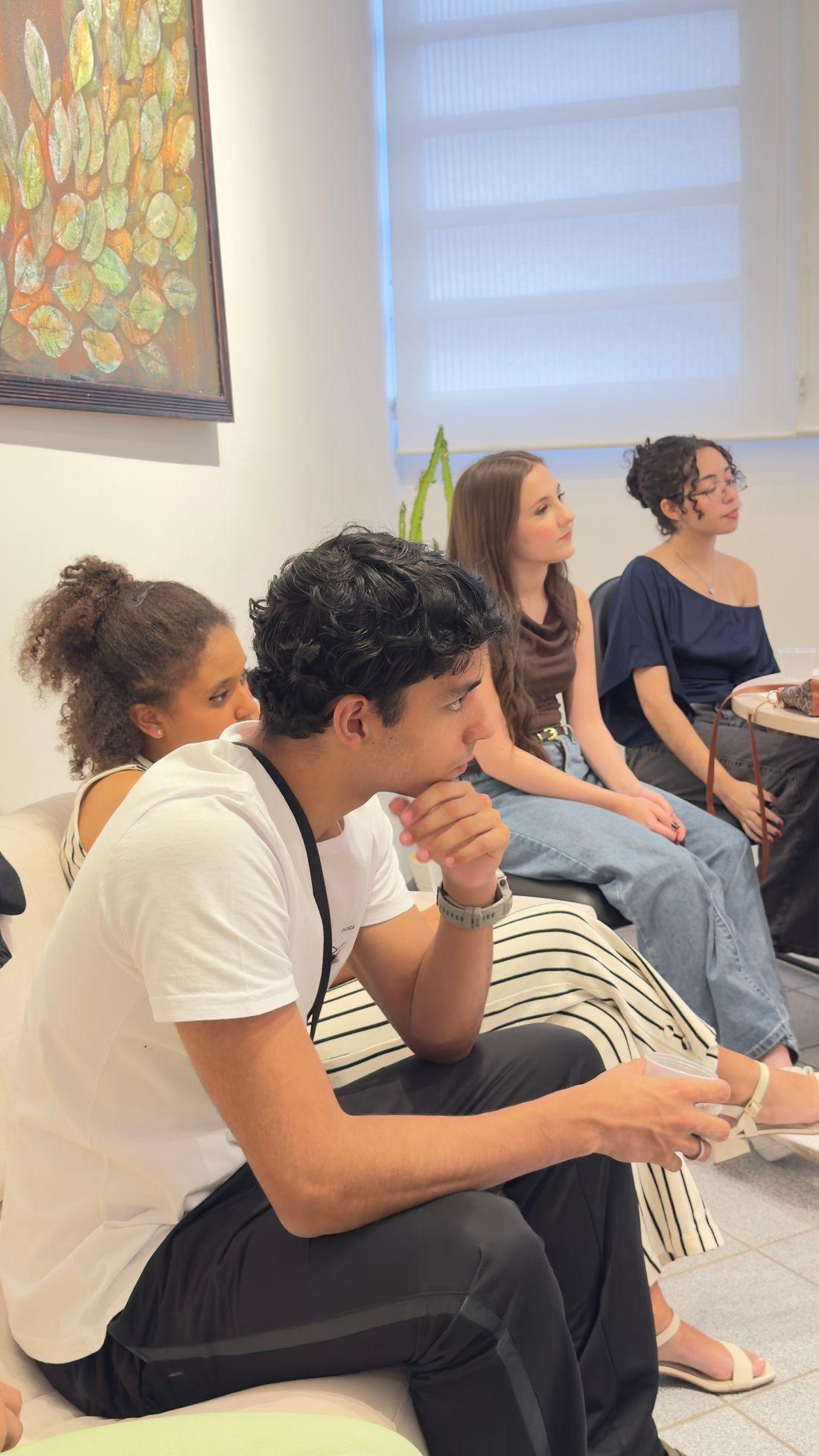 Jovens conversando em roda na IBQ